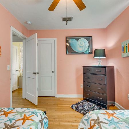 Fort Walton Coastal Retreat With Yard Walk To Beach 포르 월턴 비치 외부 사진