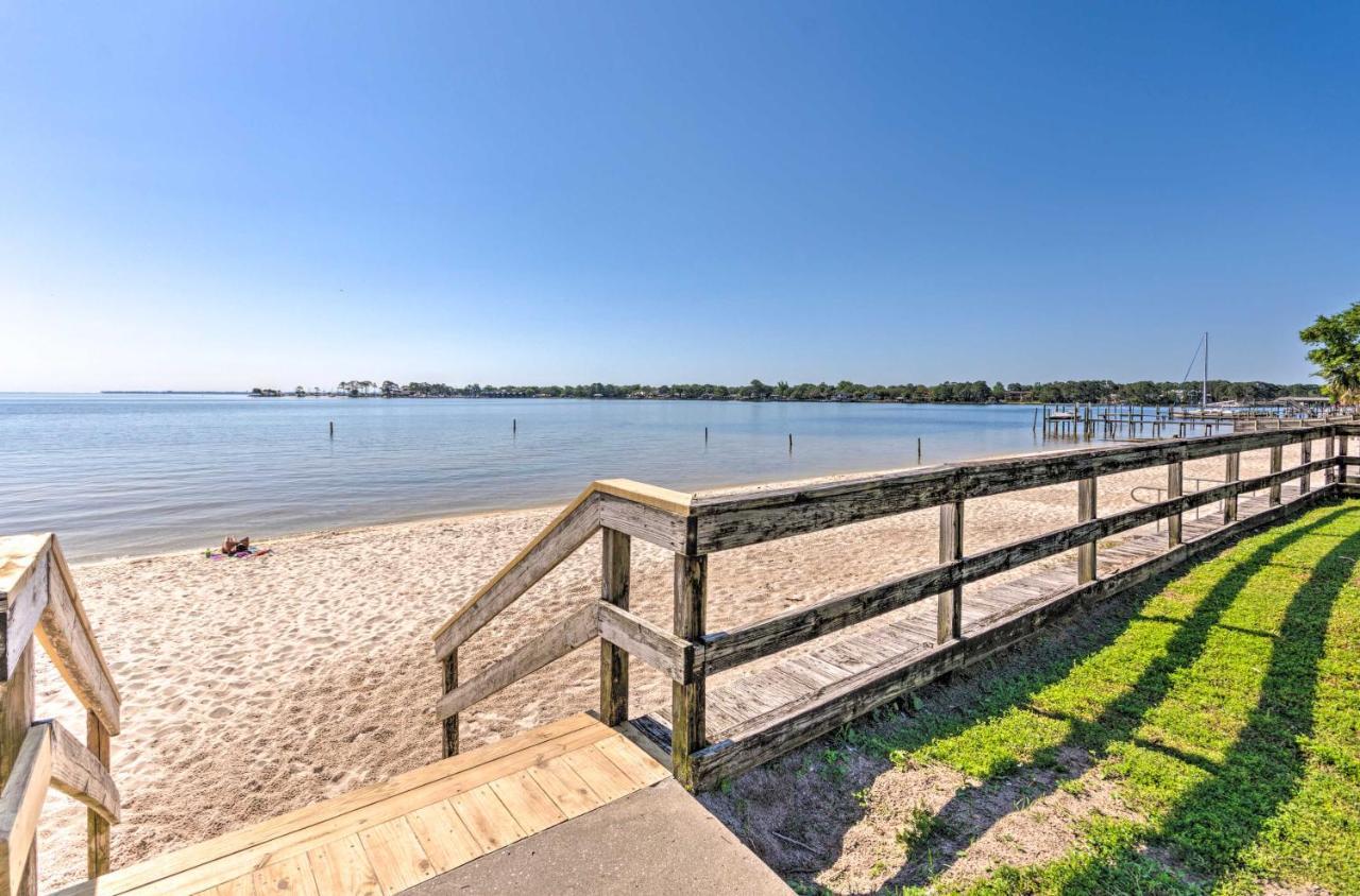 Fort Walton Coastal Retreat With Yard Walk To Beach 포르 월턴 비치 외부 사진