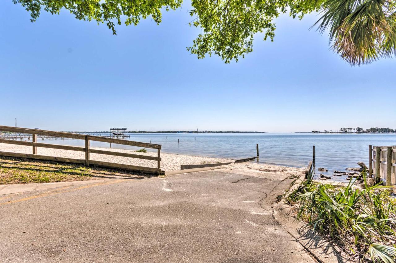 Fort Walton Coastal Retreat With Yard Walk To Beach 포르 월턴 비치 외부 사진