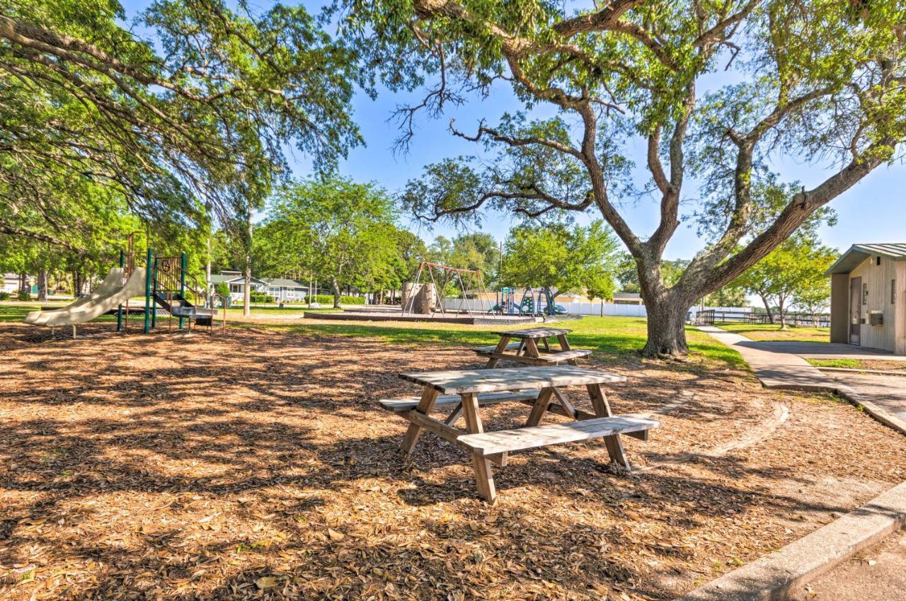 Fort Walton Coastal Retreat With Yard Walk To Beach 포르 월턴 비치 외부 사진
