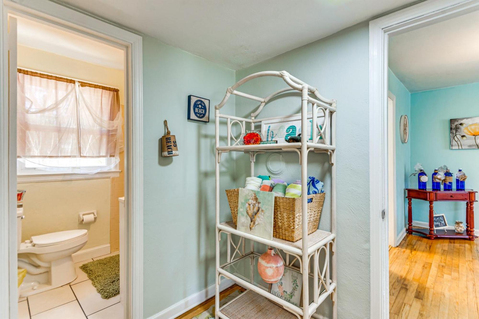 Fort Walton Coastal Retreat With Yard Walk To Beach 포르 월턴 비치 외부 사진