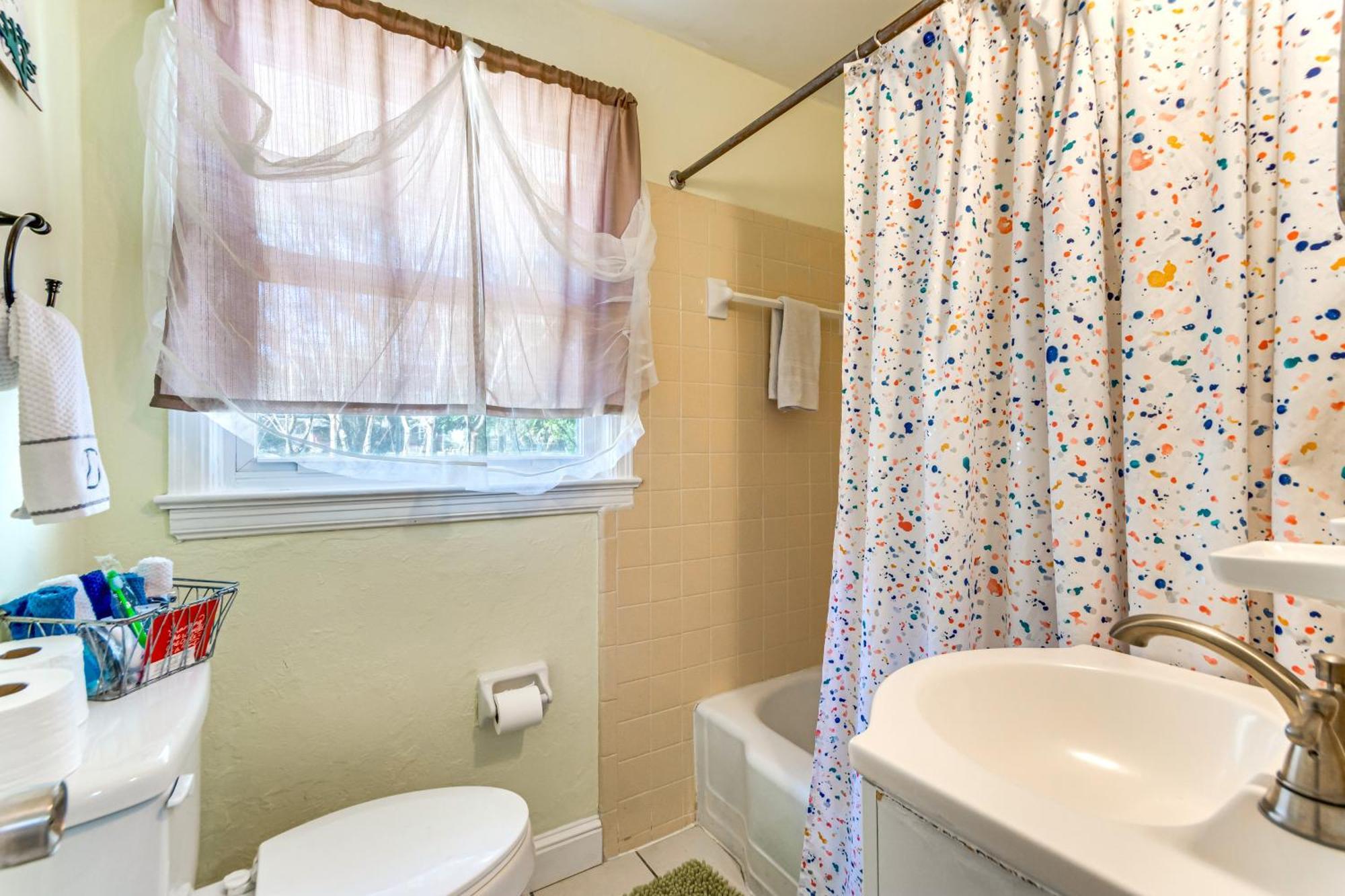 Fort Walton Coastal Retreat With Yard Walk To Beach 포르 월턴 비치 외부 사진
