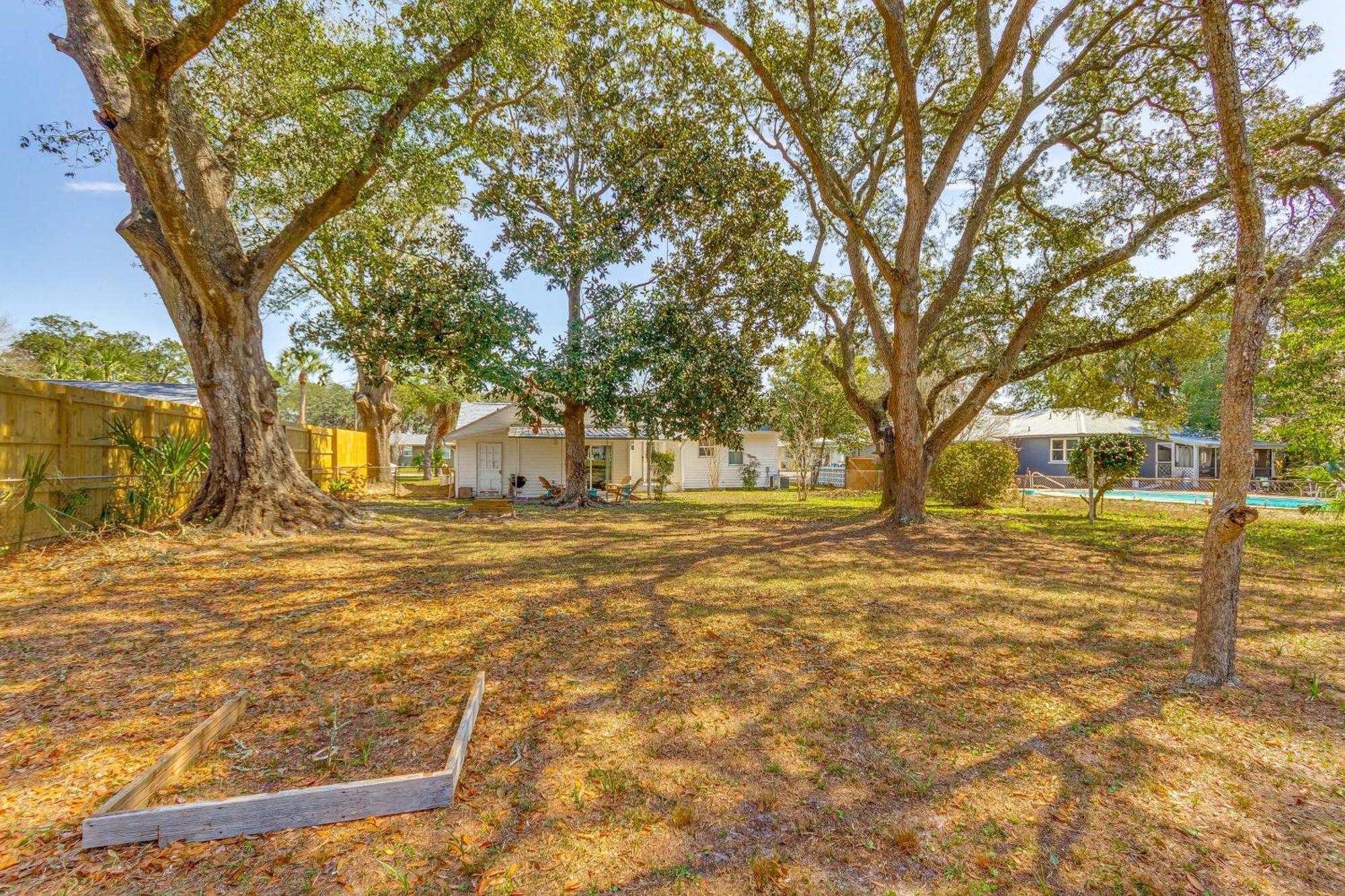 Fort Walton Coastal Retreat With Yard Walk To Beach 포르 월턴 비치 외부 사진