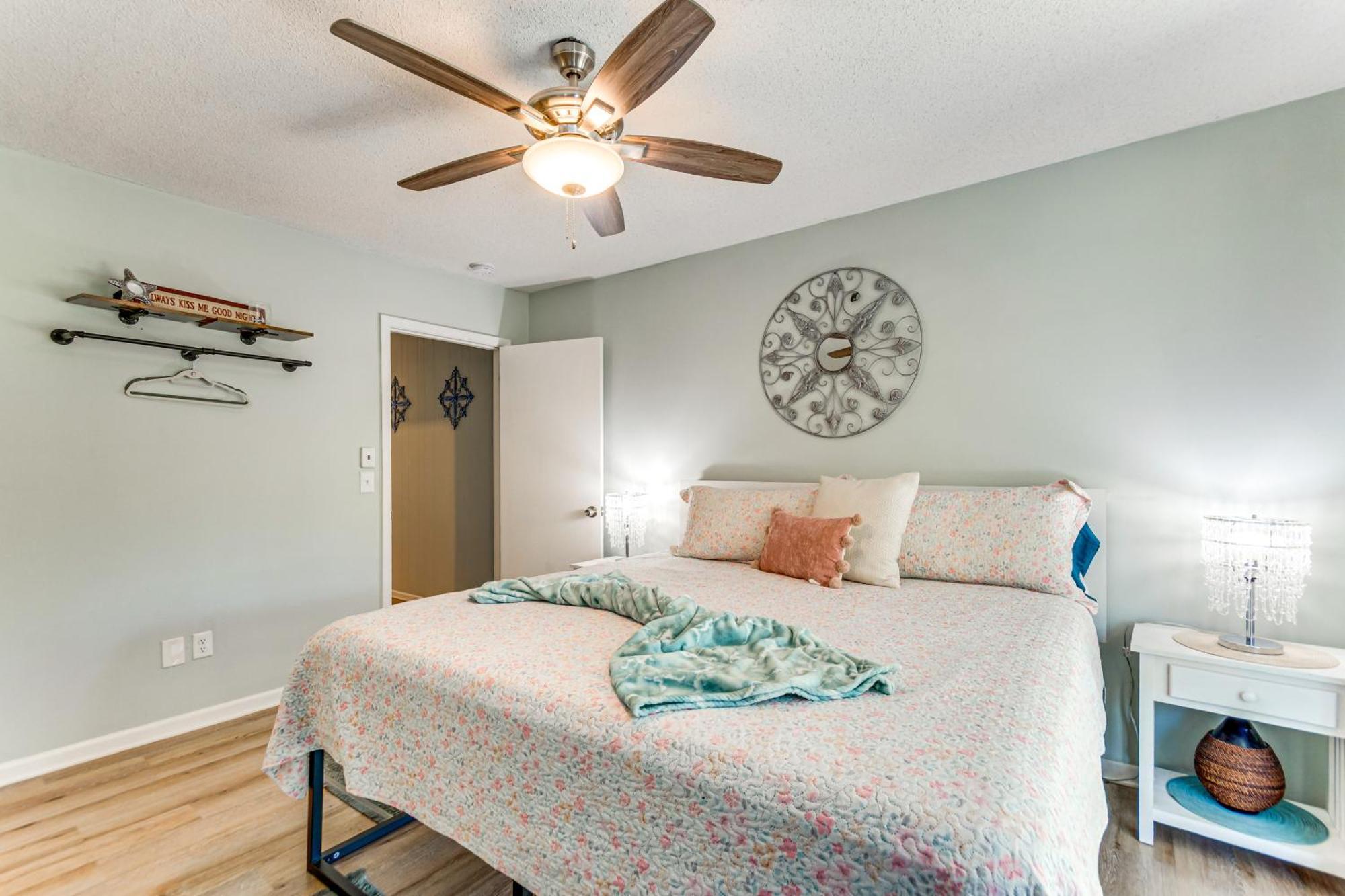 Fort Walton Coastal Retreat With Yard Walk To Beach 포르 월턴 비치 외부 사진