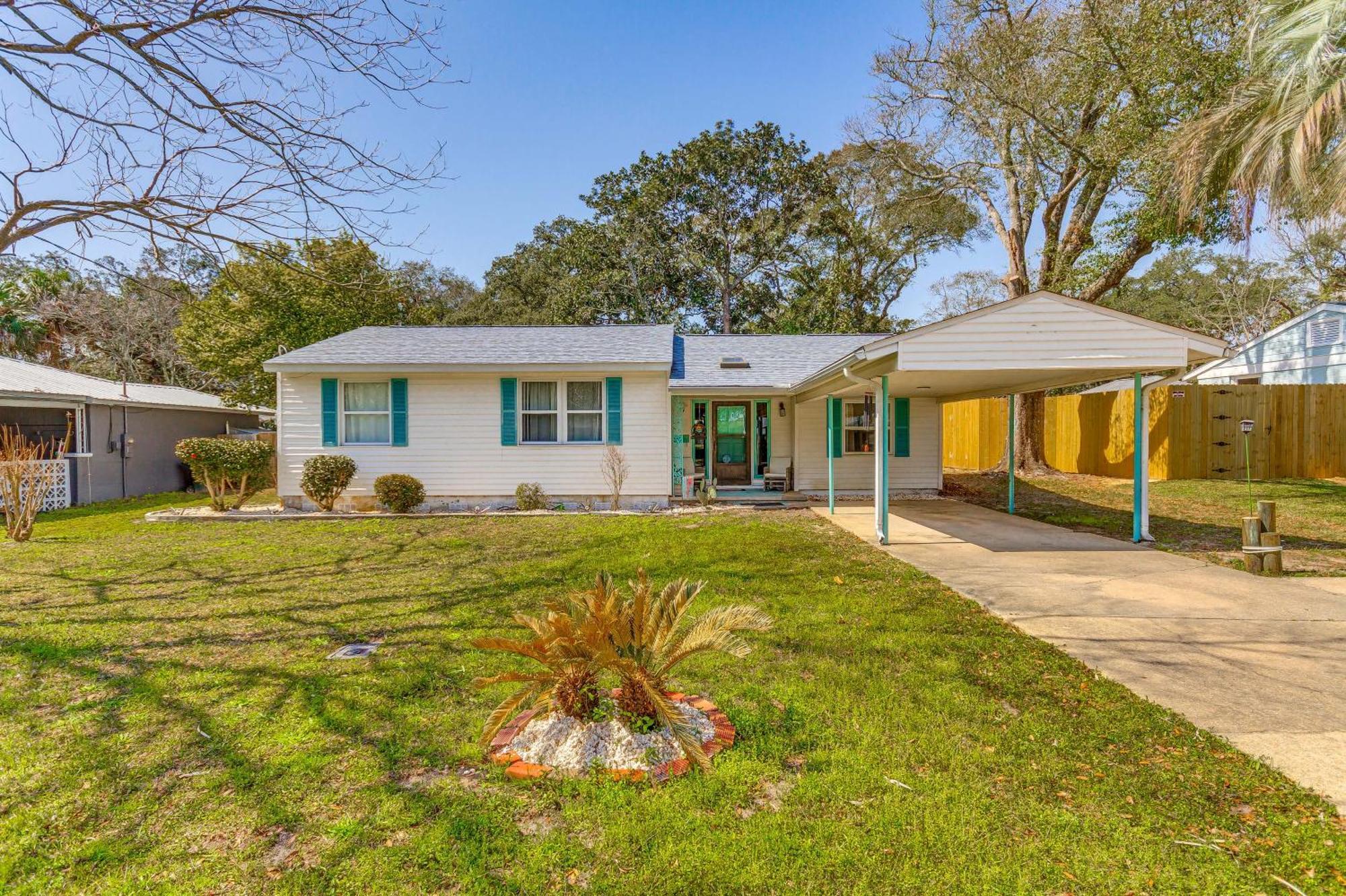 Fort Walton Coastal Retreat With Yard Walk To Beach 포르 월턴 비치 외부 사진
