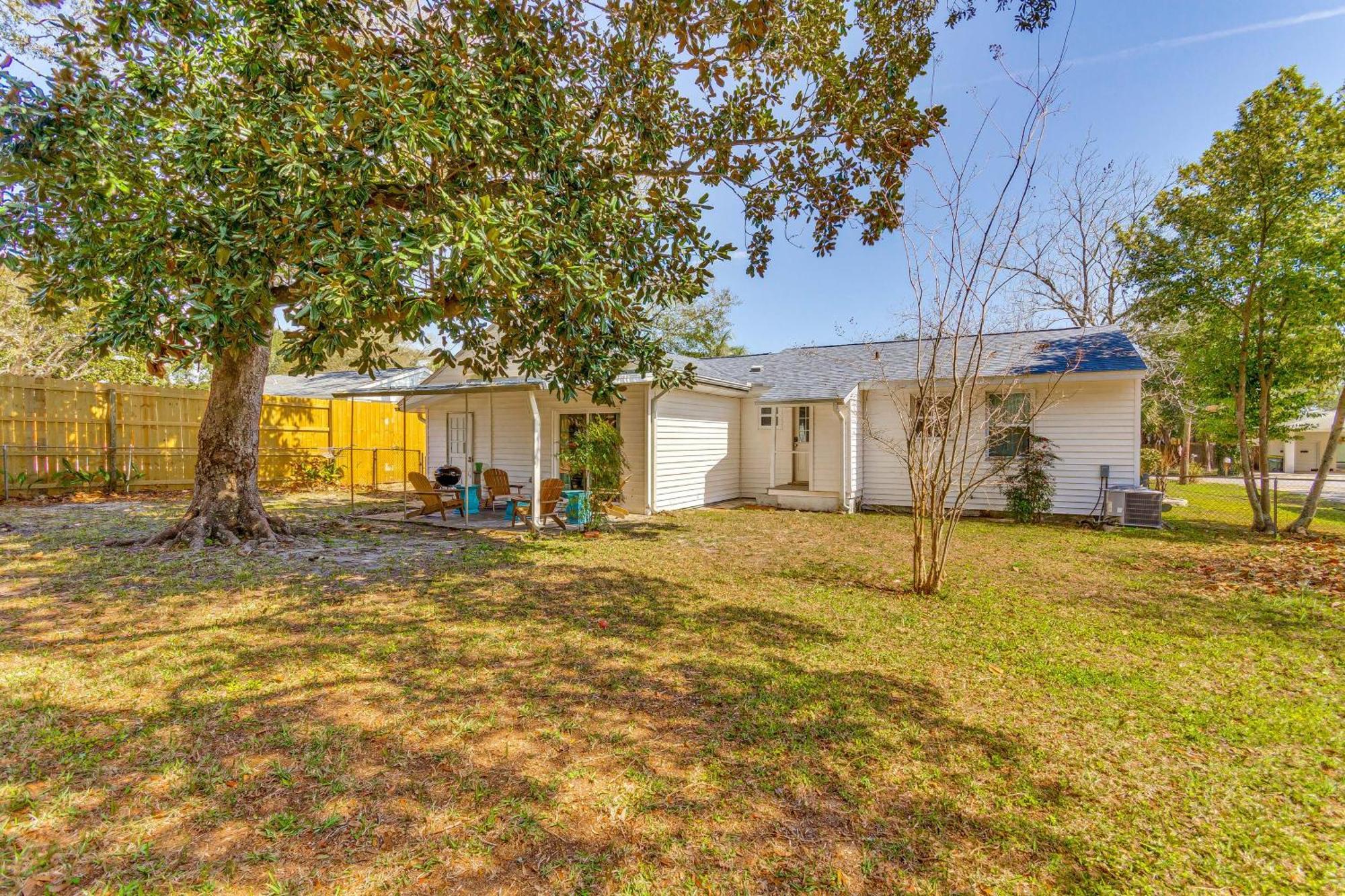 Fort Walton Coastal Retreat With Yard Walk To Beach 포르 월턴 비치 외부 사진